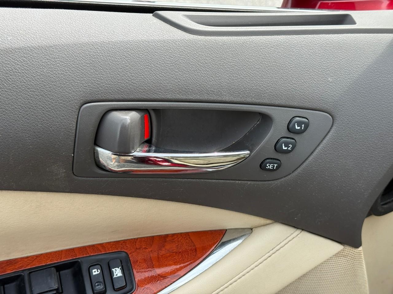 Lexus ES 350 Vehicle Full-screen Gallery Image 15