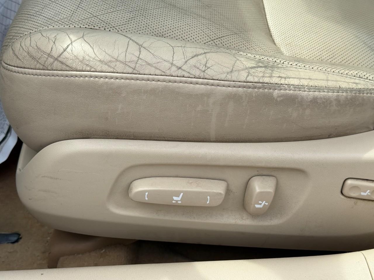 Lexus ES 350 Vehicle Full-screen Gallery Image 17
