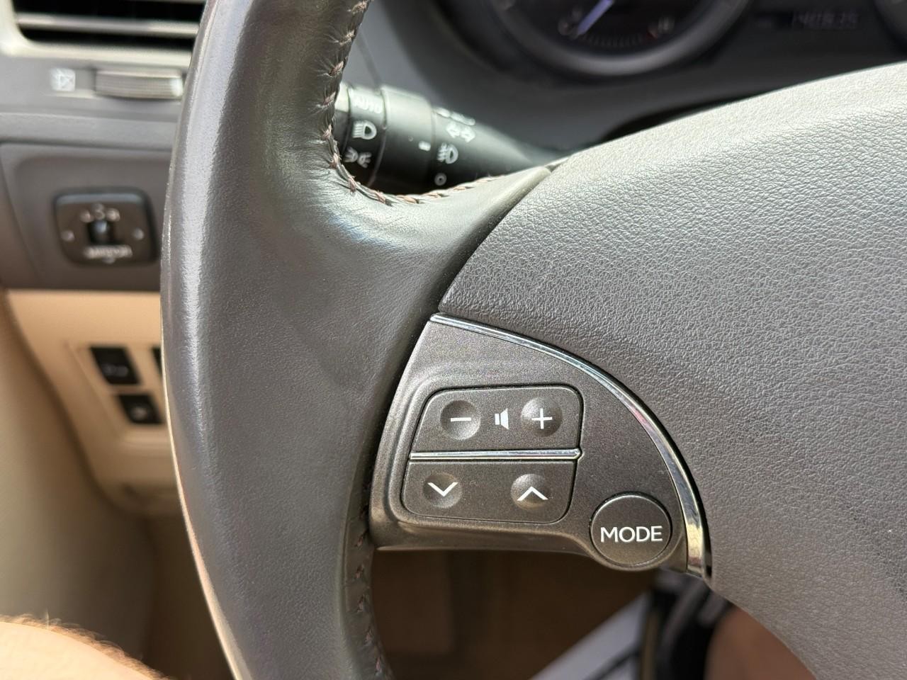 Lexus ES 350 Vehicle Full-screen Gallery Image 18