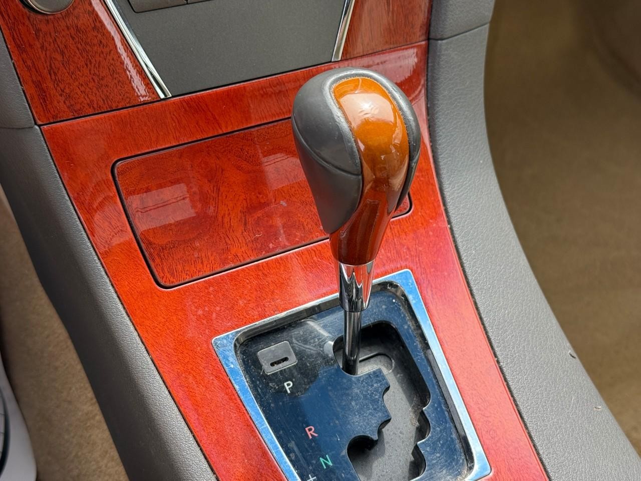 Lexus ES 350 Vehicle Full-screen Gallery Image 21
