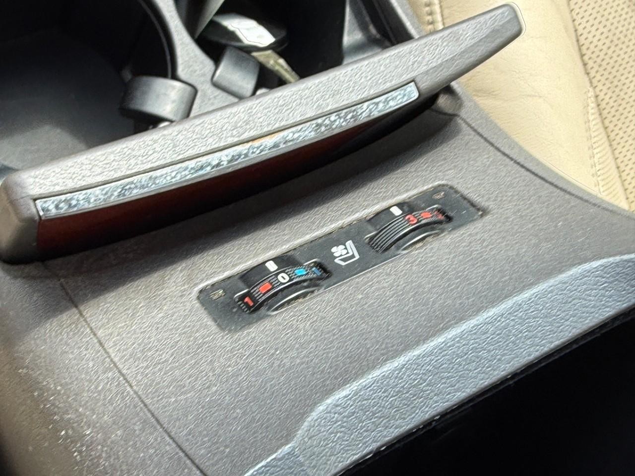 Lexus ES 350 Vehicle Full-screen Gallery Image 22