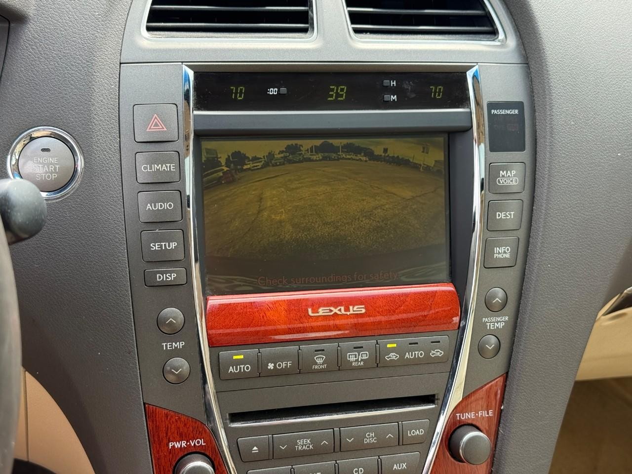 Lexus ES 350 Vehicle Full-screen Gallery Image 23