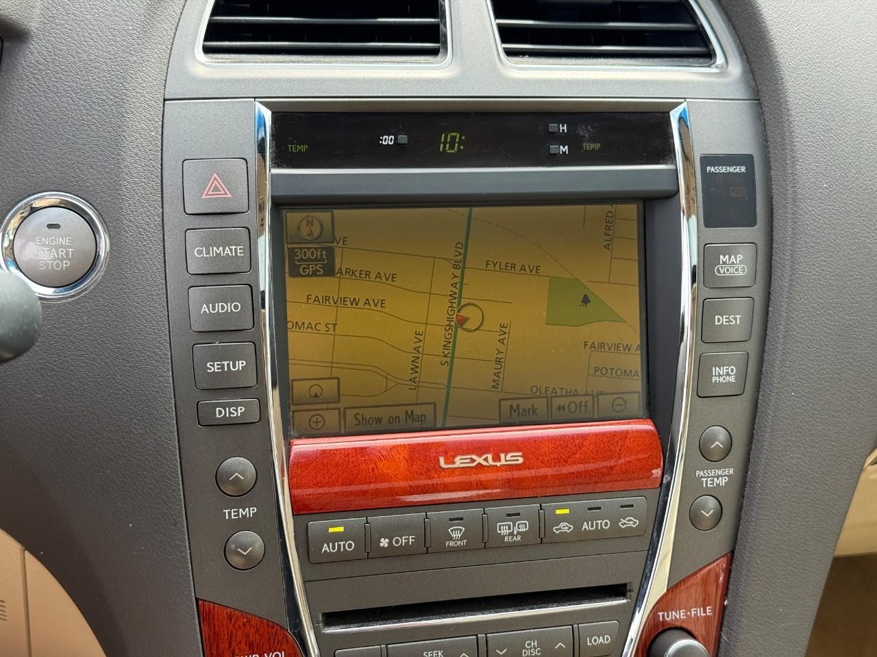 Lexus ES 350 Vehicle Full-screen Gallery Image 24