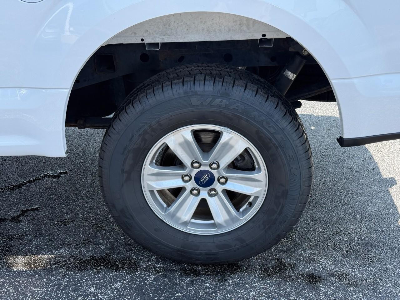 Ford F-150 Vehicle Full-screen Gallery Image 09