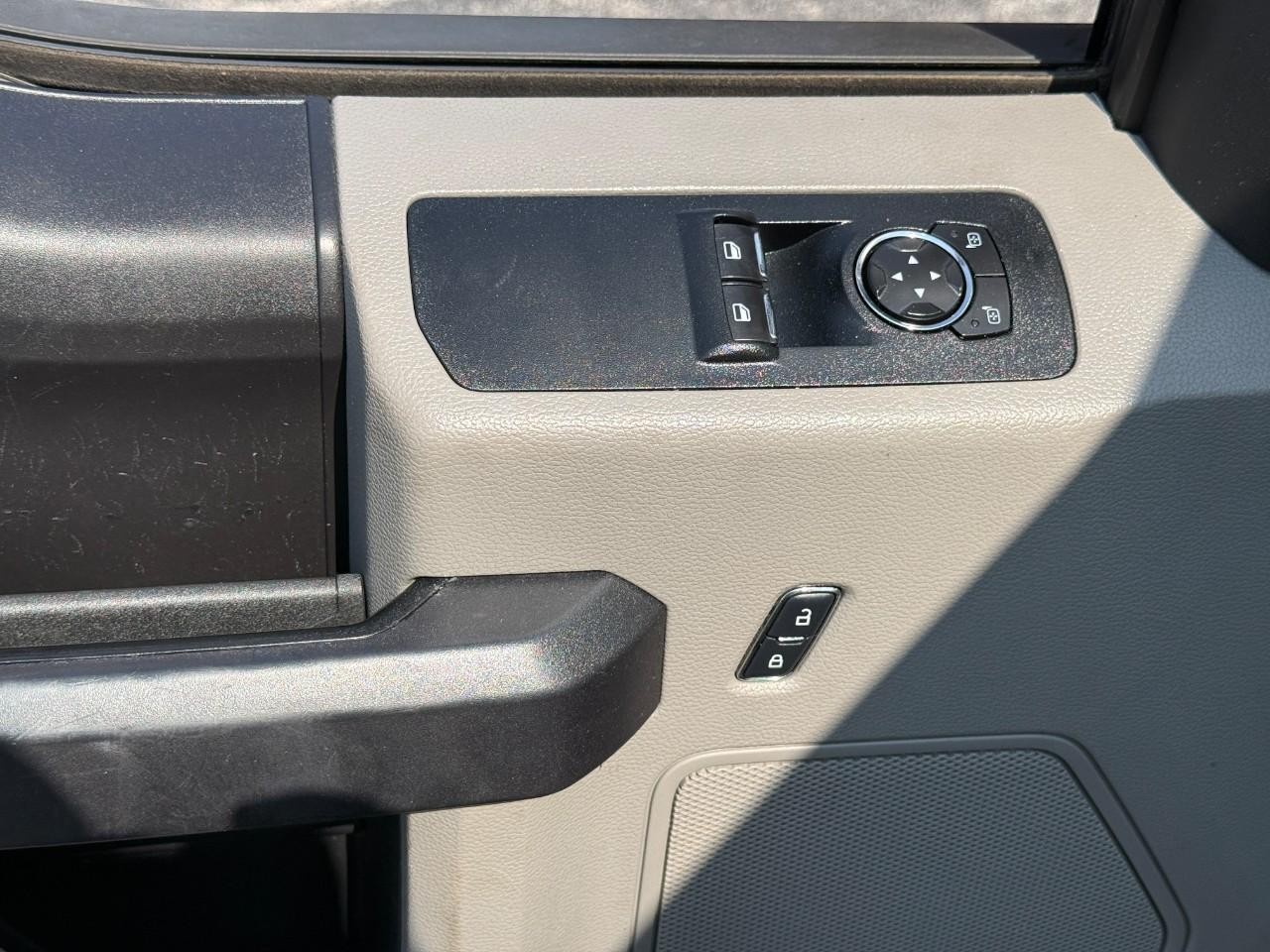 Ford F-150 Vehicle Full-screen Gallery Image 12