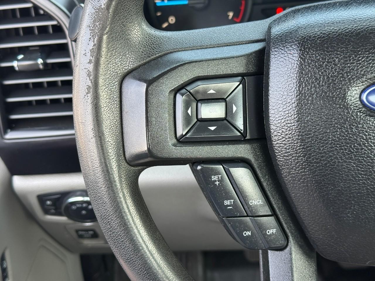 Ford F-150 Vehicle Full-screen Gallery Image 14