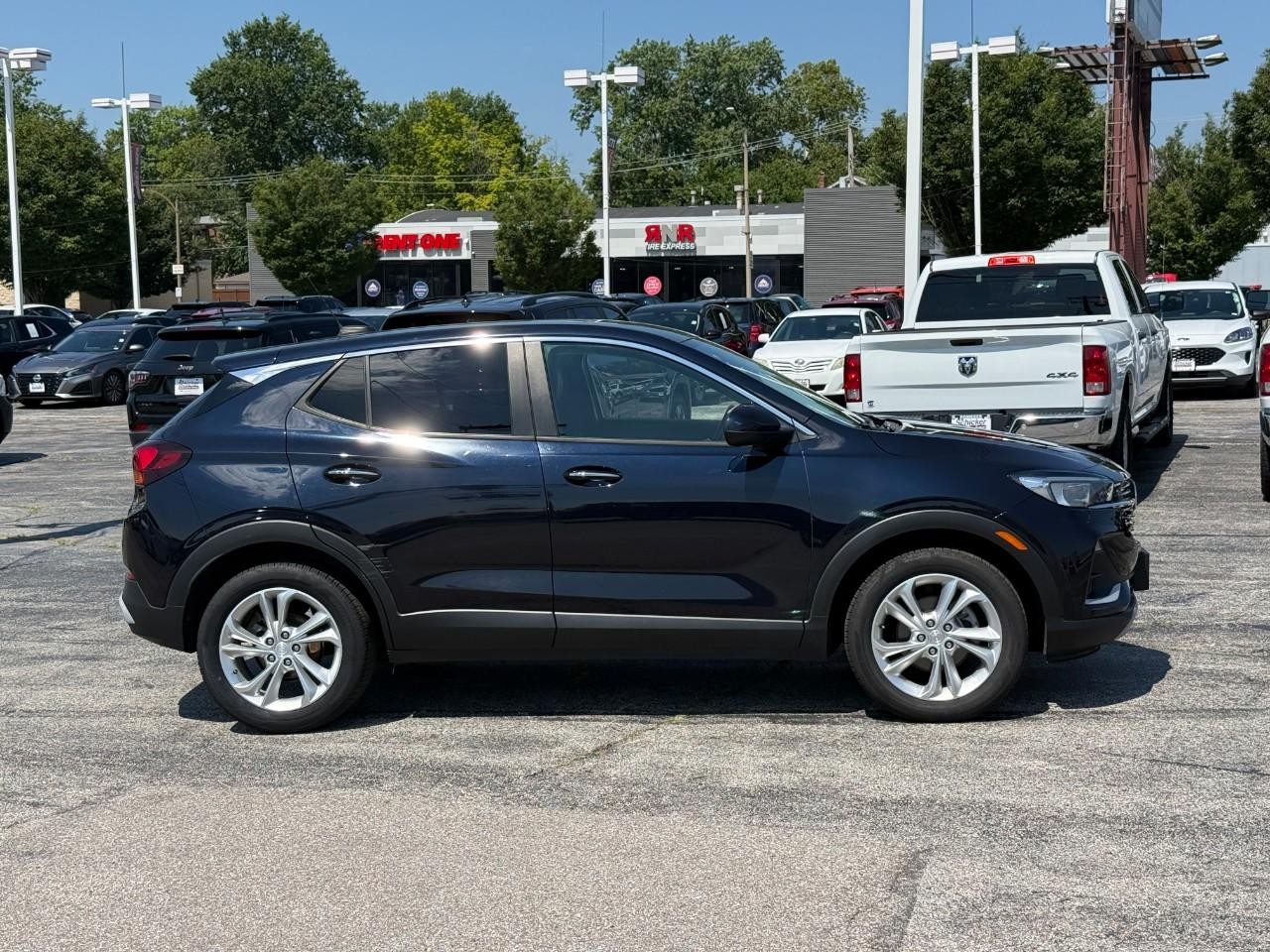 Buick Encore GX Vehicle Full-screen Gallery Image 05