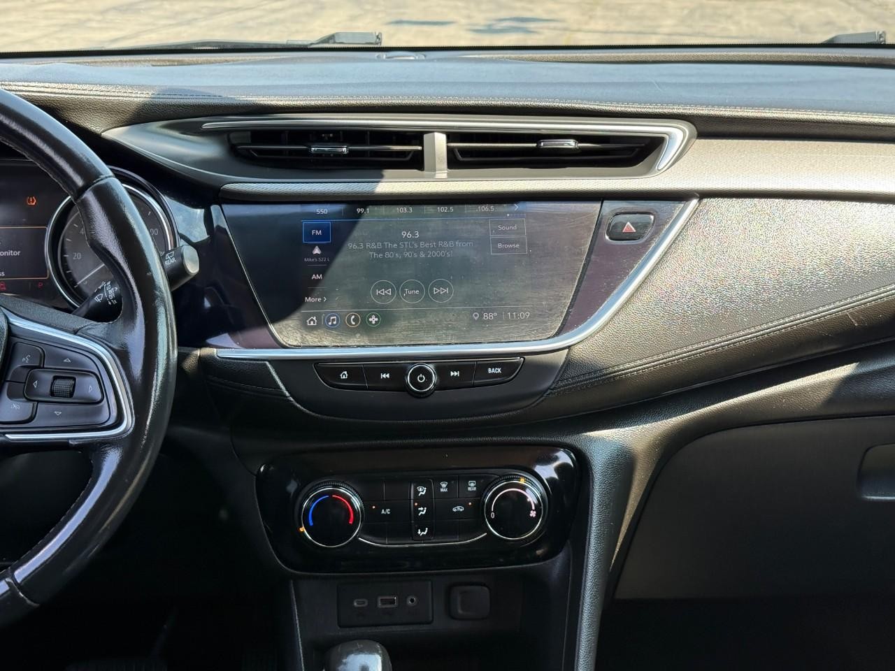 Buick Encore GX Vehicle Full-screen Gallery Image 14