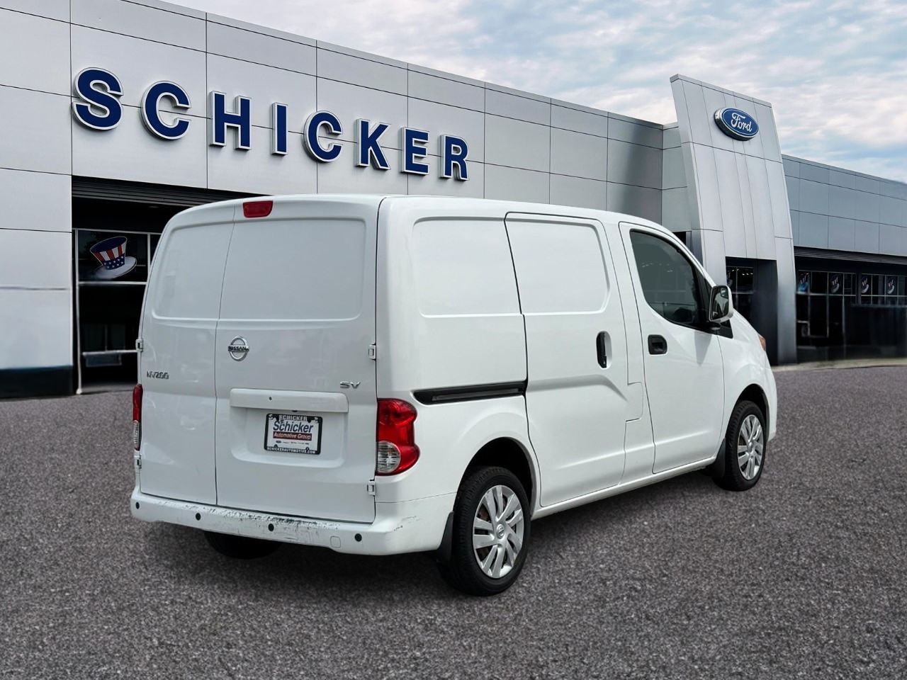 Nissan NV200 Compact Cargo Vehicle Full-screen Gallery Image 02