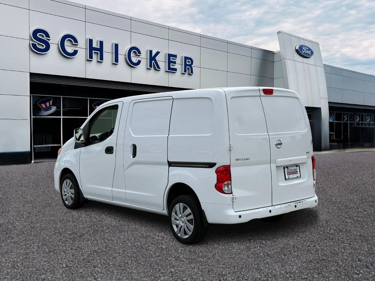 Nissan NV200 Compact Cargo Vehicle Full-screen Gallery Image 03