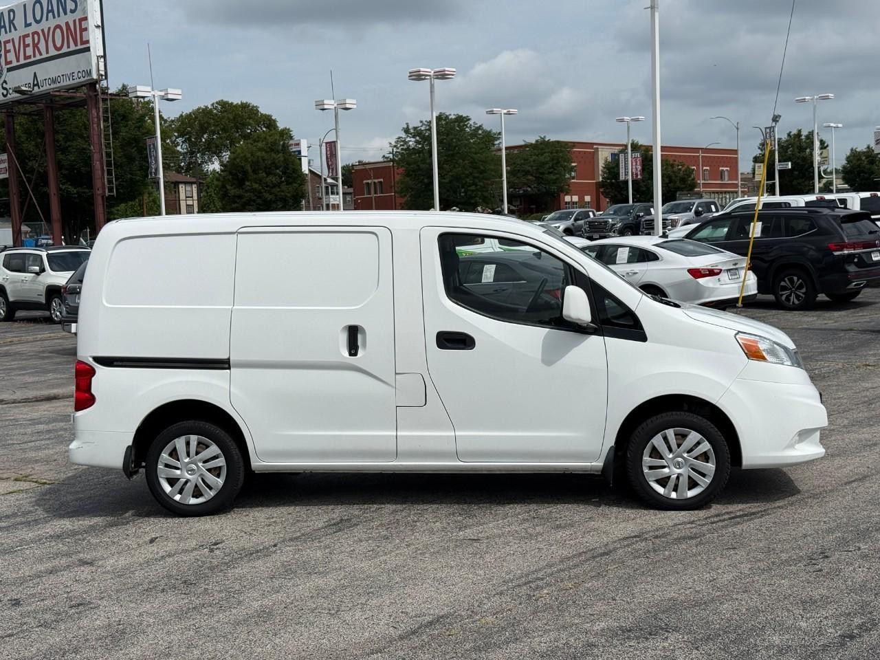 Nissan NV200 Compact Cargo Vehicle Full-screen Gallery Image 05
