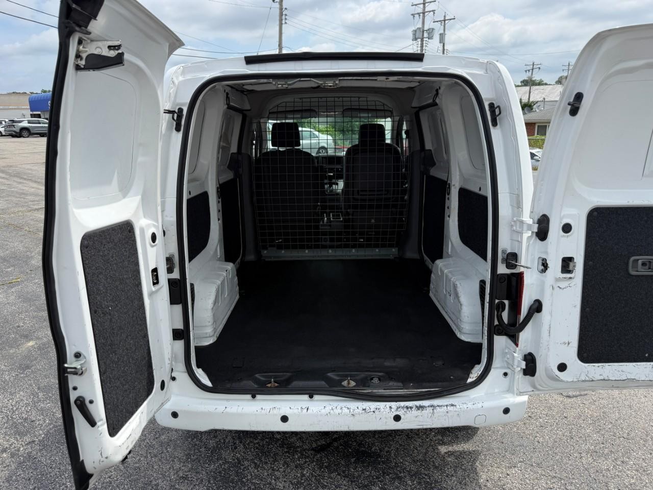 Nissan NV200 Compact Cargo Vehicle Full-screen Gallery Image 08