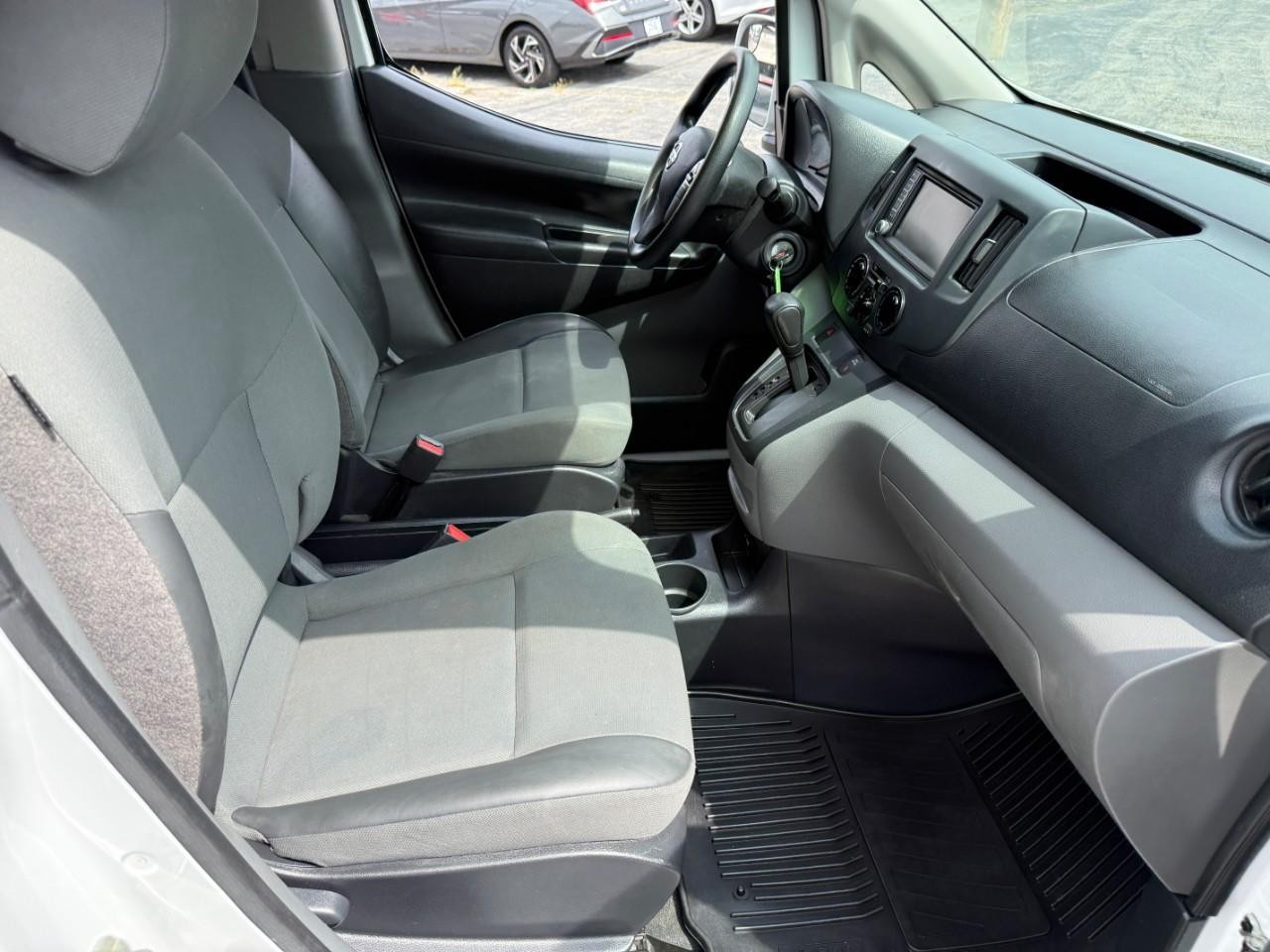 Nissan NV200 Compact Cargo Vehicle Full-screen Gallery Image 10