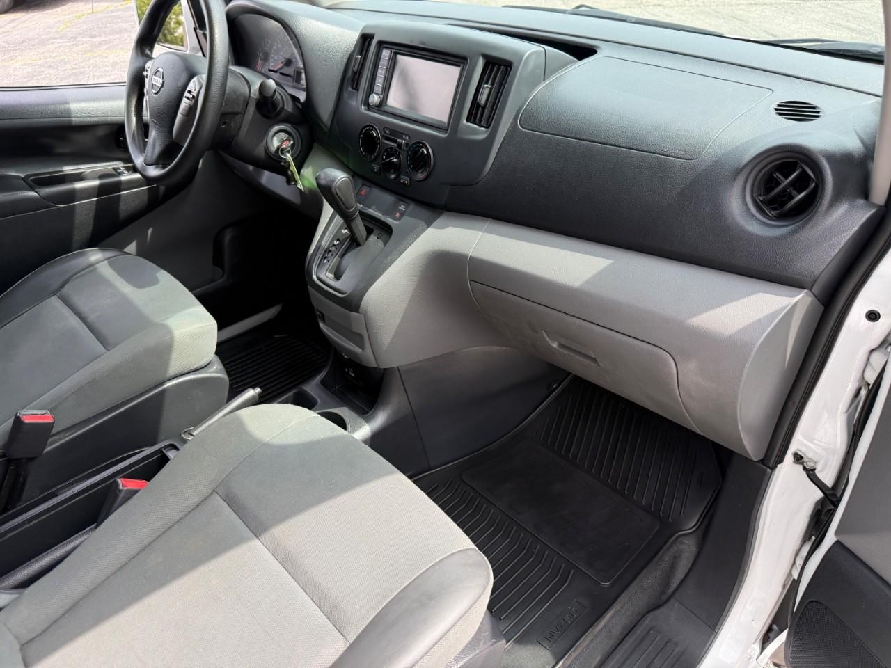 Nissan NV200 Compact Cargo Vehicle Full-screen Gallery Image 11