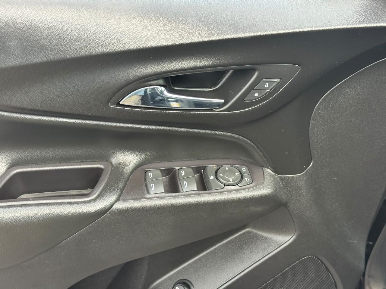 Chevrolet Equinox Vehicle Full-screen Gallery Image 15