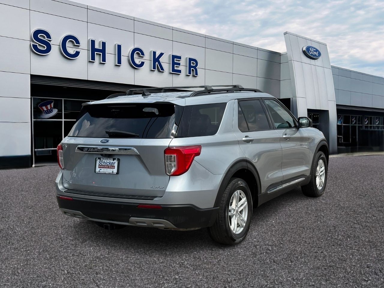 Ford Explorer Vehicle Full-screen Gallery Image 02