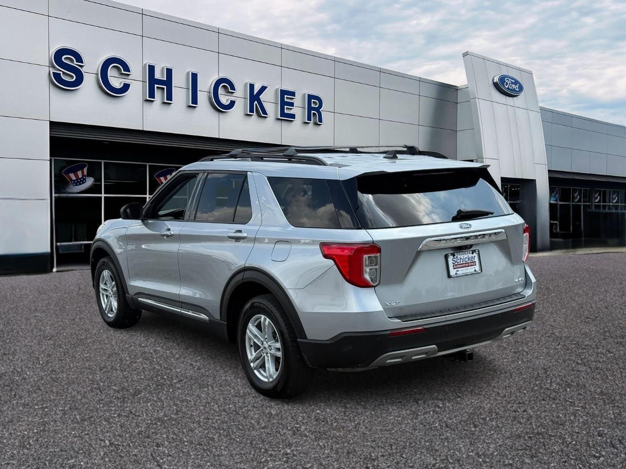 Ford Explorer Vehicle Full-screen Gallery Image 03