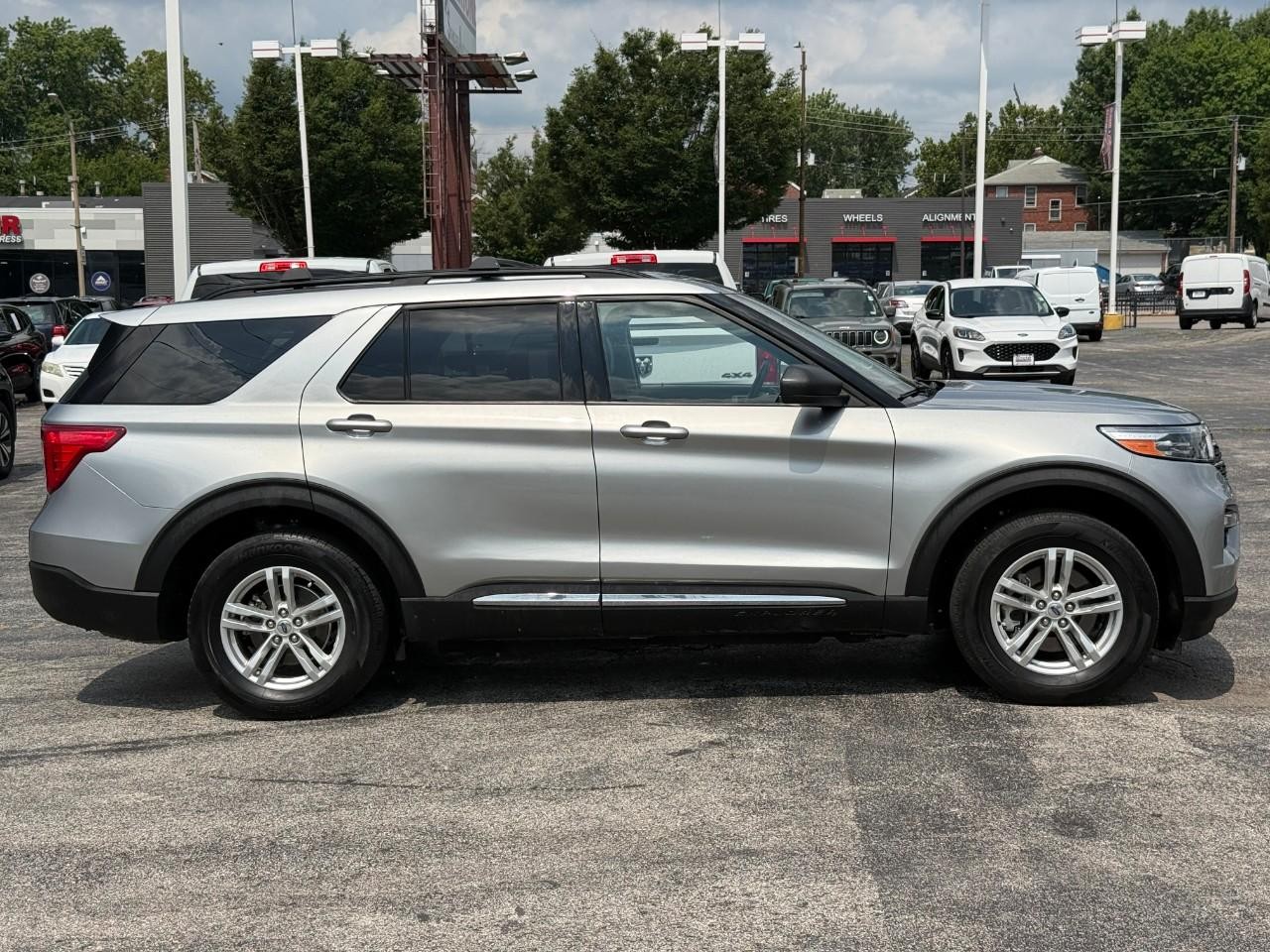 Ford Explorer Vehicle Full-screen Gallery Image 05