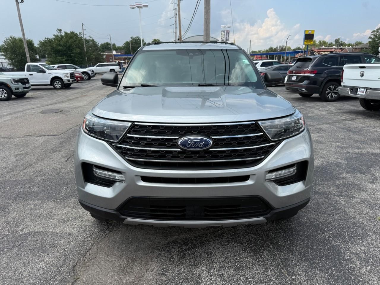 Ford Explorer Vehicle Full-screen Gallery Image 06