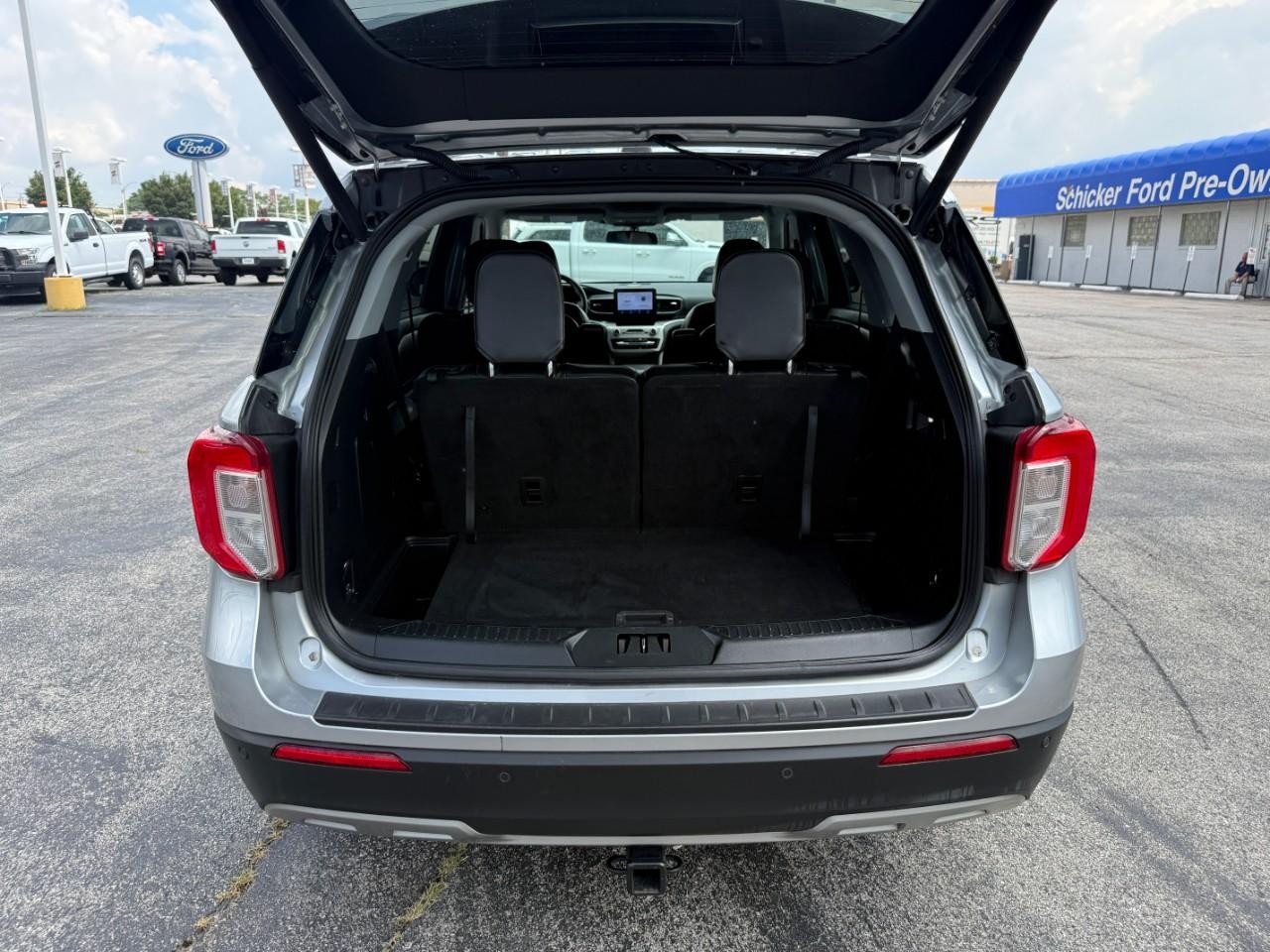 Ford Explorer Vehicle Full-screen Gallery Image 07