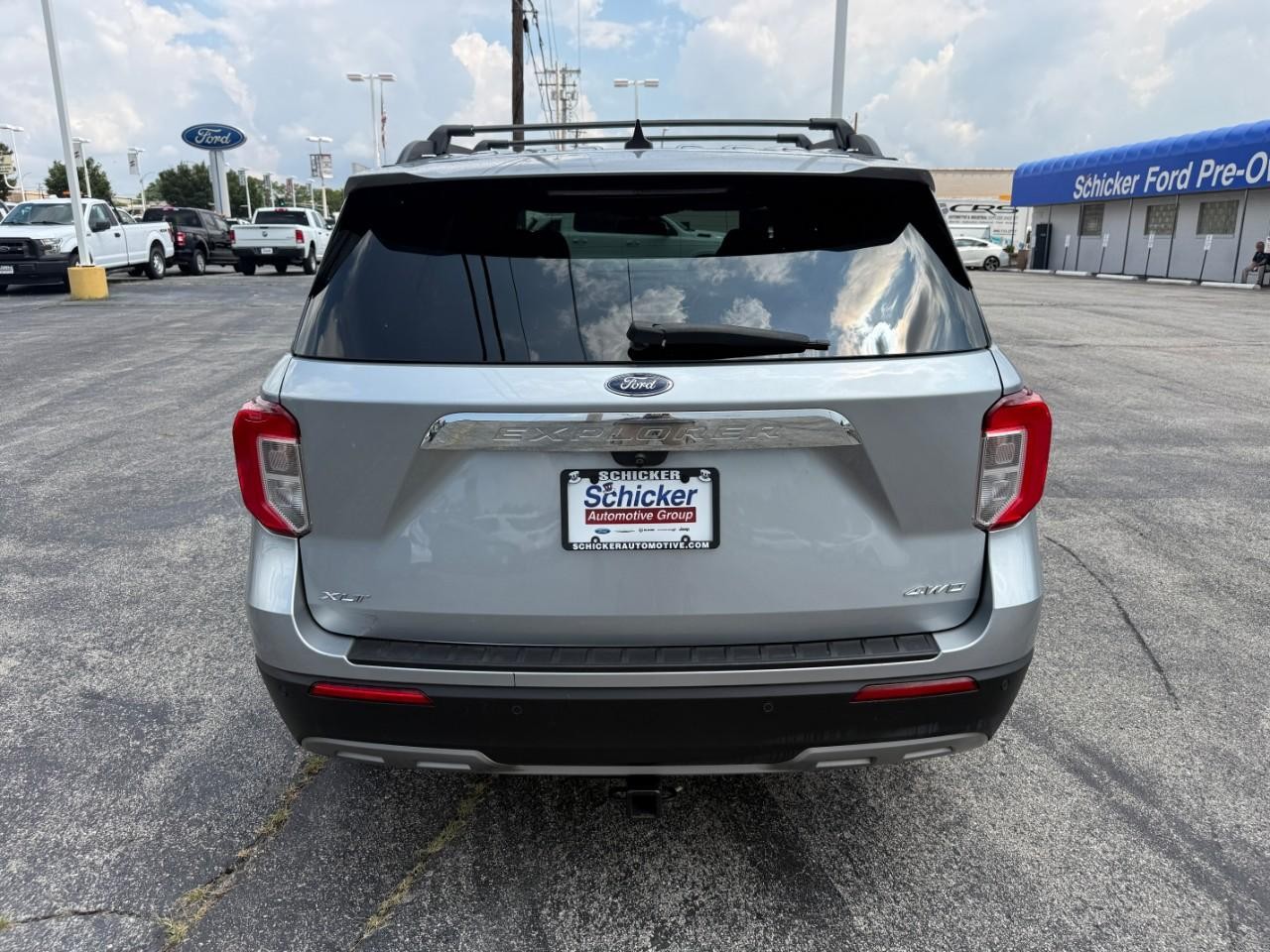 Ford Explorer Vehicle Full-screen Gallery Image 08