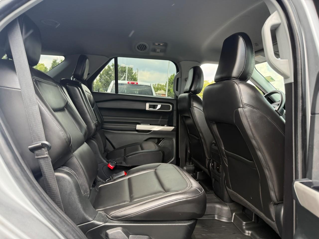 Ford Explorer Vehicle Full-screen Gallery Image 10
