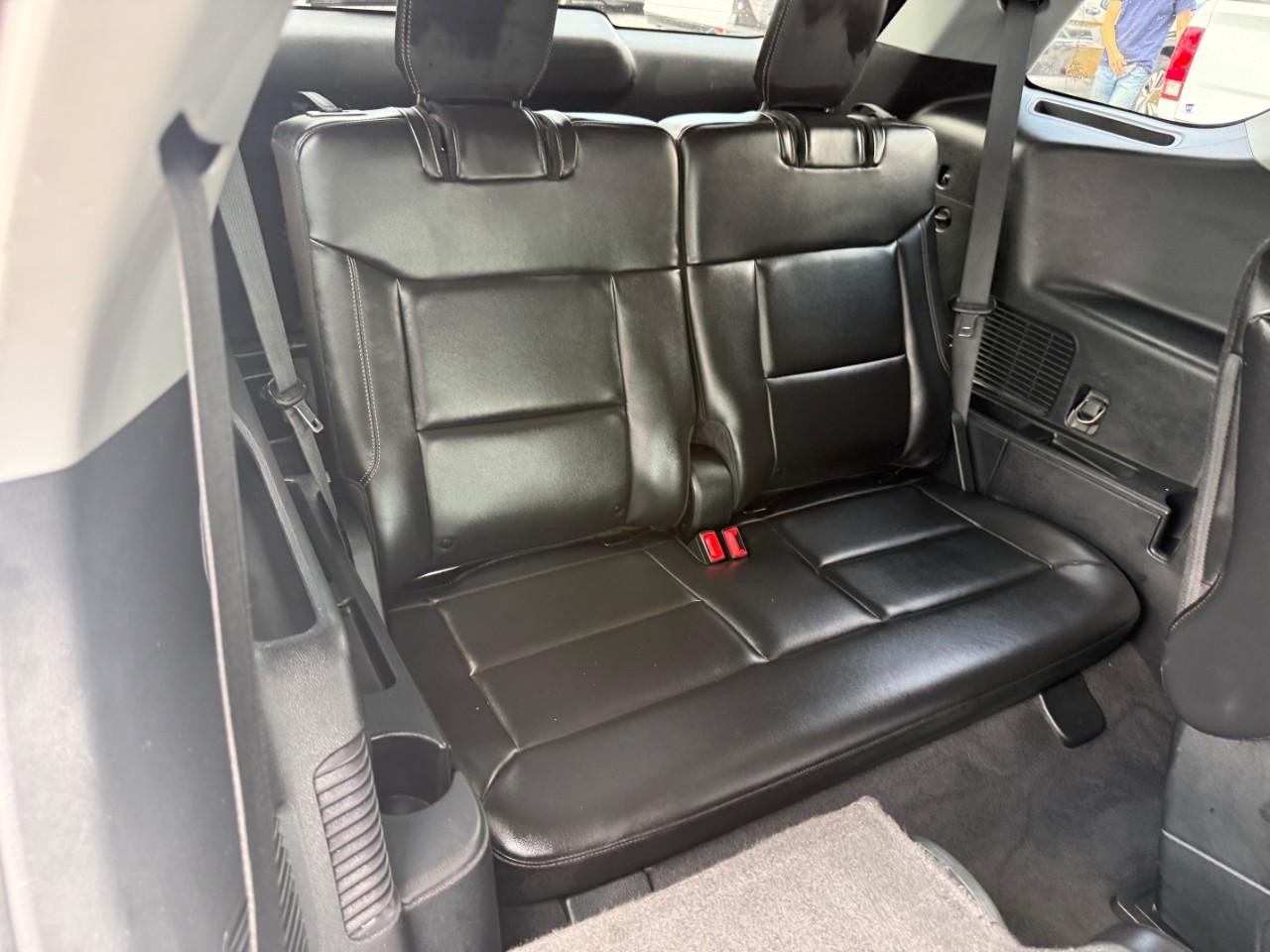 Ford Explorer Vehicle Full-screen Gallery Image 11