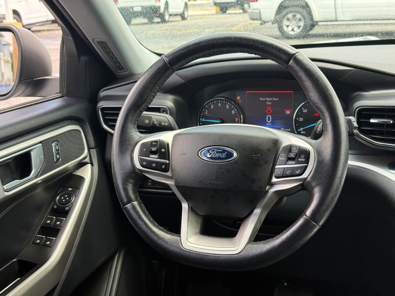 Ford Explorer Vehicle Full-screen Gallery Image 13