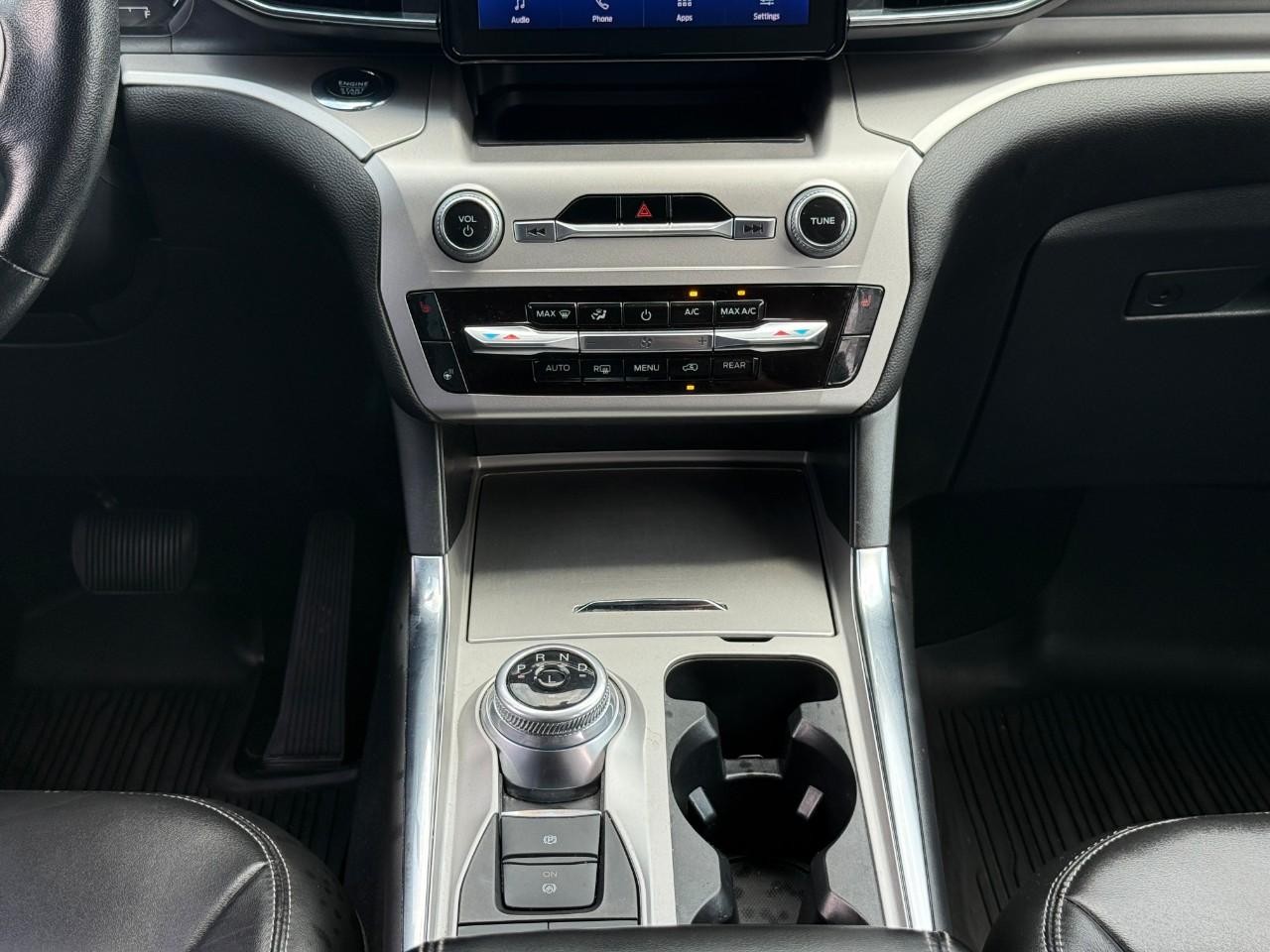 Ford Explorer Vehicle Full-screen Gallery Image 15