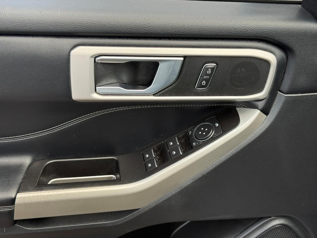 Ford Explorer Vehicle Full-screen Gallery Image 16