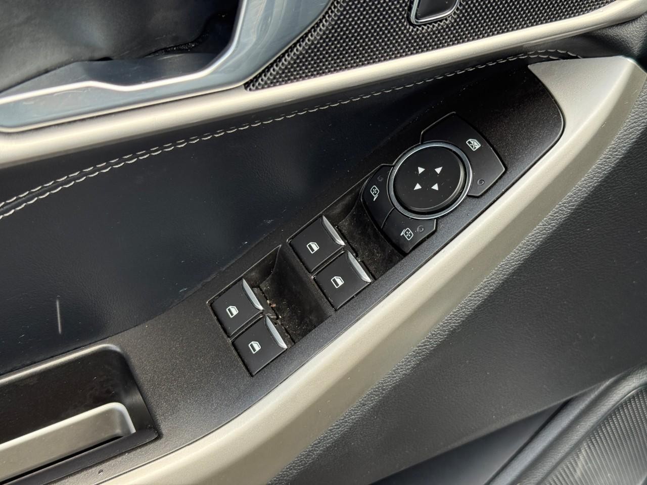 Ford Explorer Vehicle Full-screen Gallery Image 17