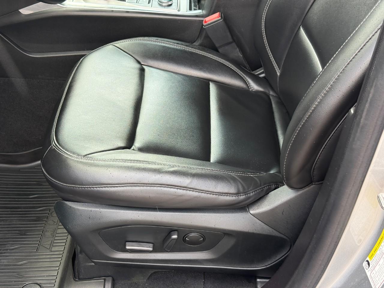 Ford Explorer Vehicle Full-screen Gallery Image 18