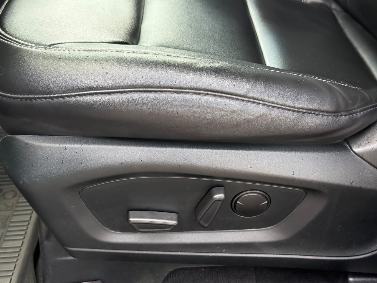 Ford Explorer Vehicle Full-screen Gallery Image 19