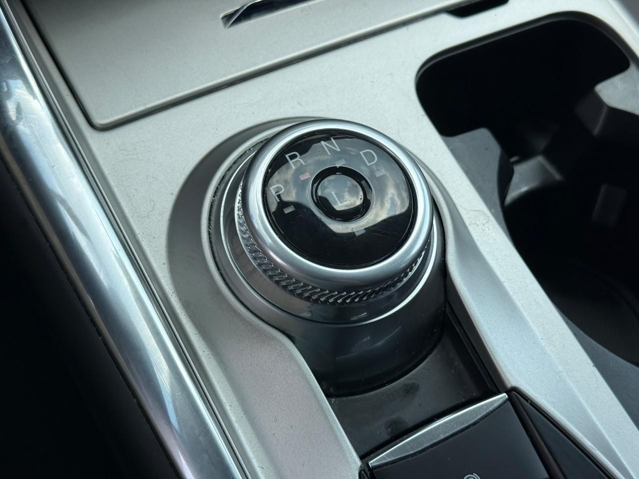 Ford Explorer Vehicle Full-screen Gallery Image 23