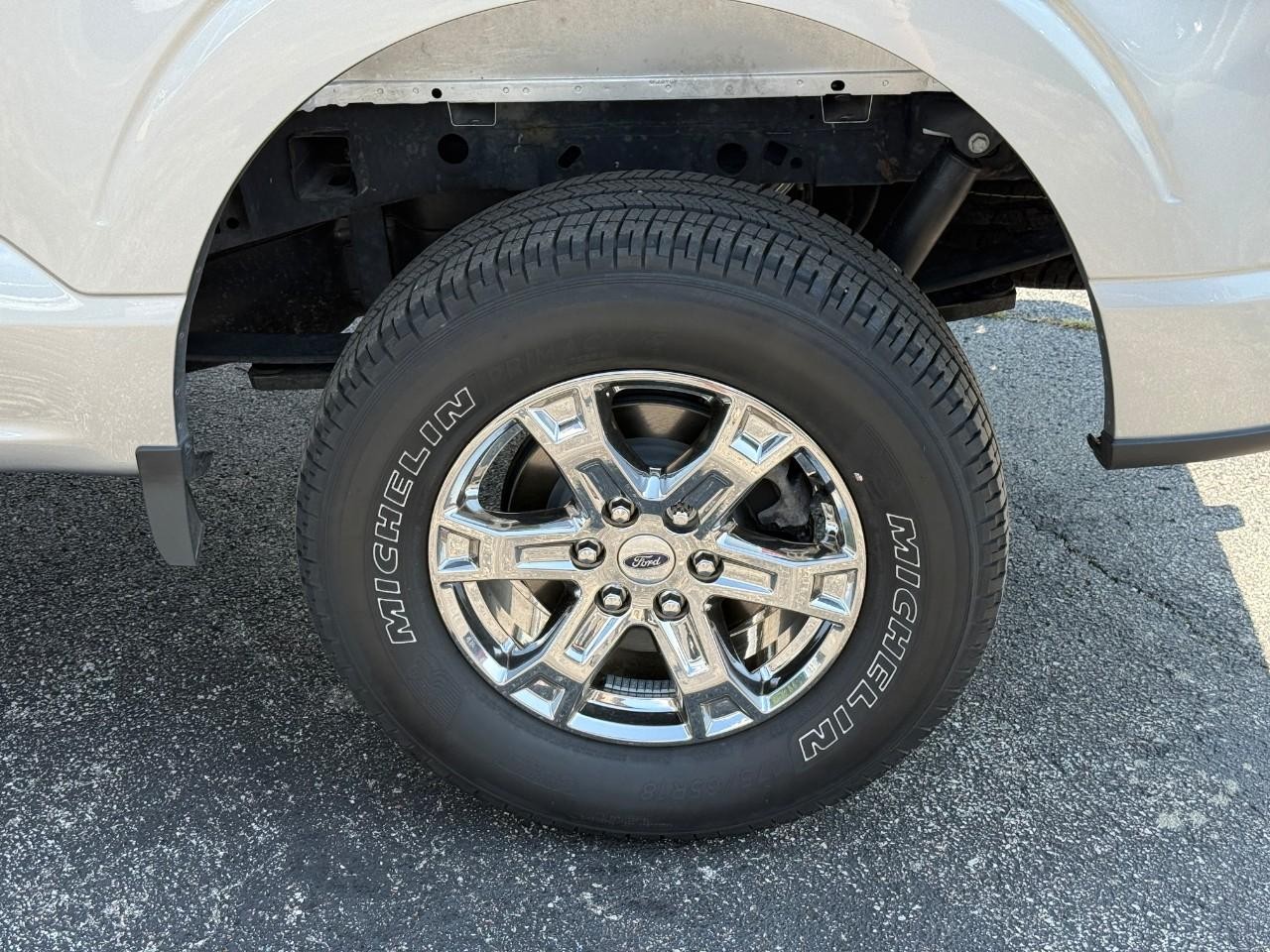 Ford F-150 Vehicle Full-screen Gallery Image 06