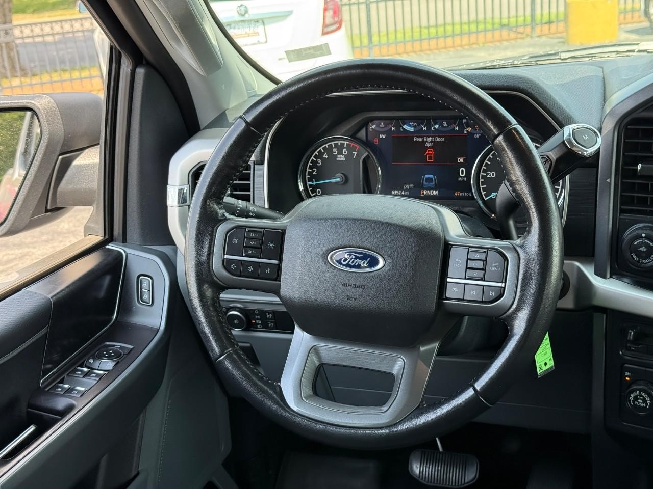 Ford F-150 Vehicle Full-screen Gallery Image 12