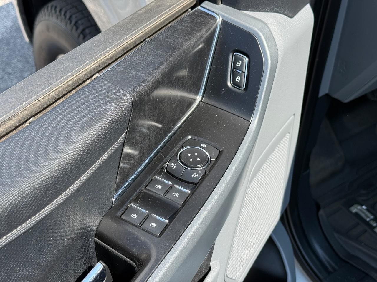 Ford F-150 Vehicle Full-screen Gallery Image 15