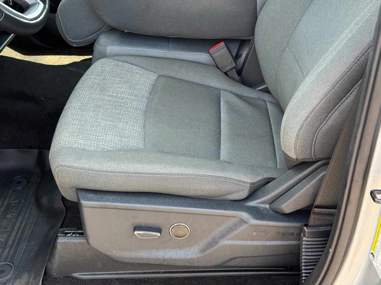 Ford F-150 Vehicle Full-screen Gallery Image 16