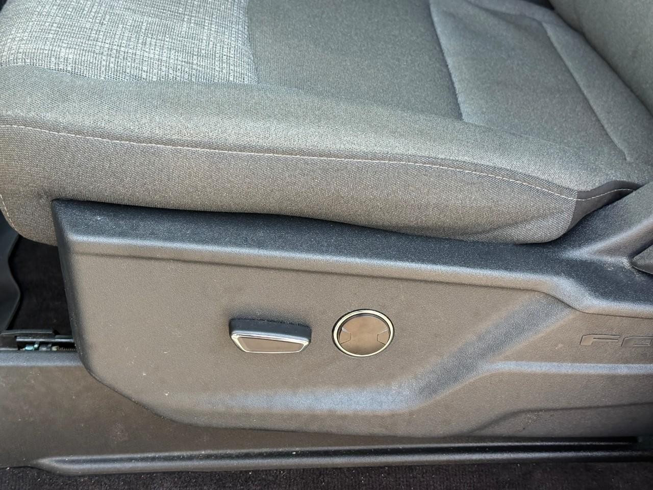 Ford F-150 Vehicle Full-screen Gallery Image 17