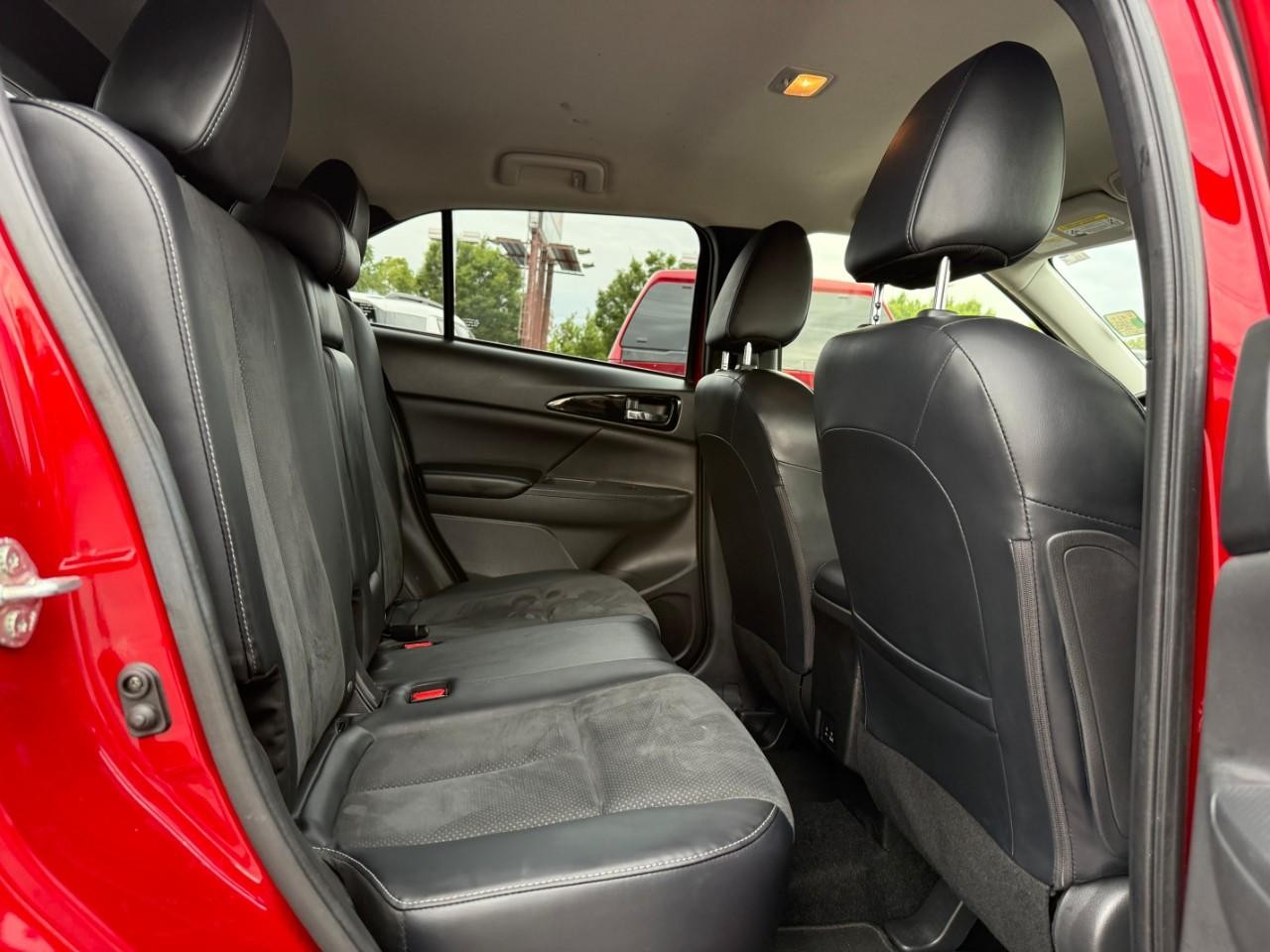 Mitsubishi Eclipse Cross Vehicle Full-screen Gallery Image 11
