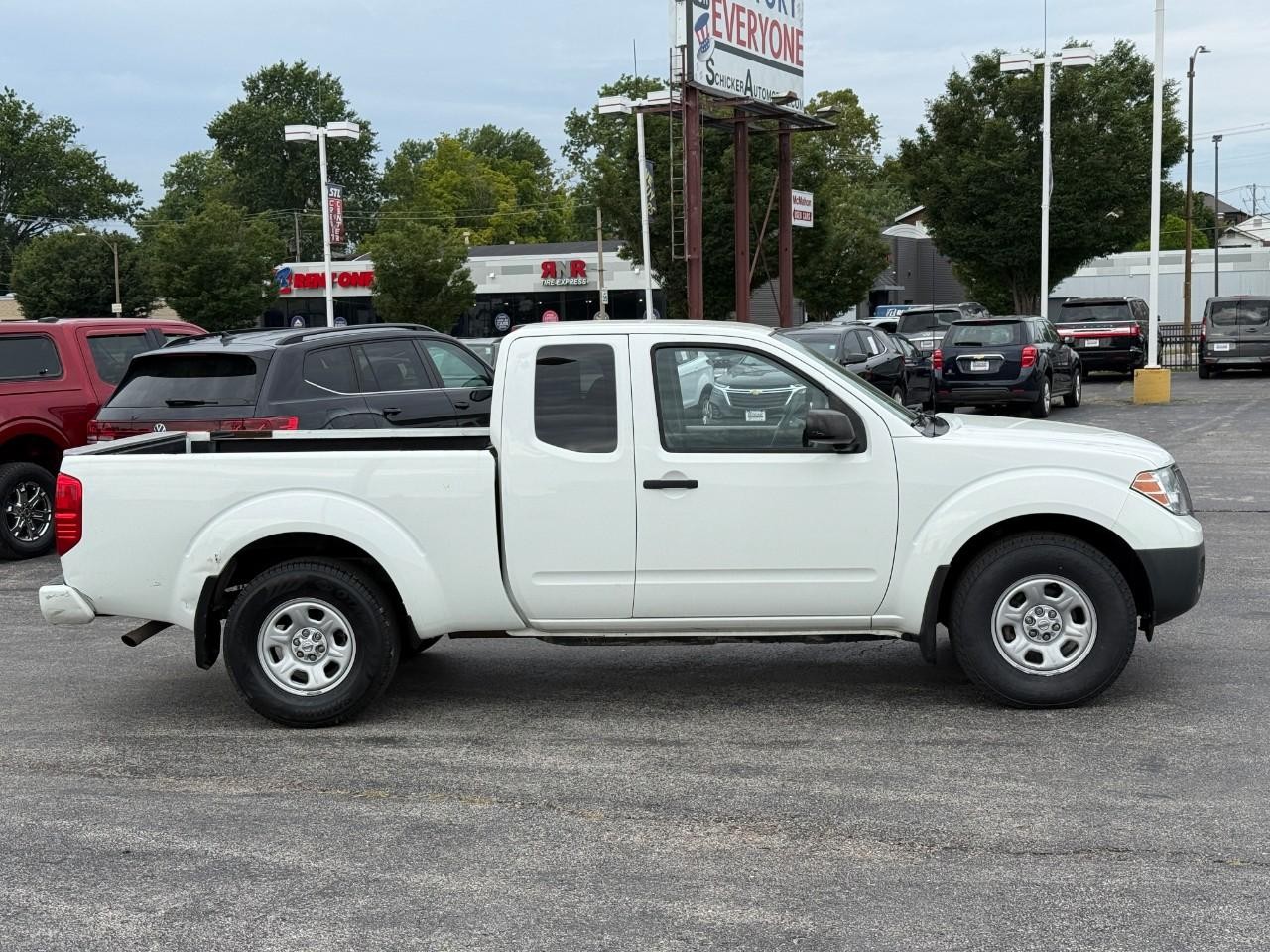 Nissan Frontier Vehicle Full-screen Gallery Image 05