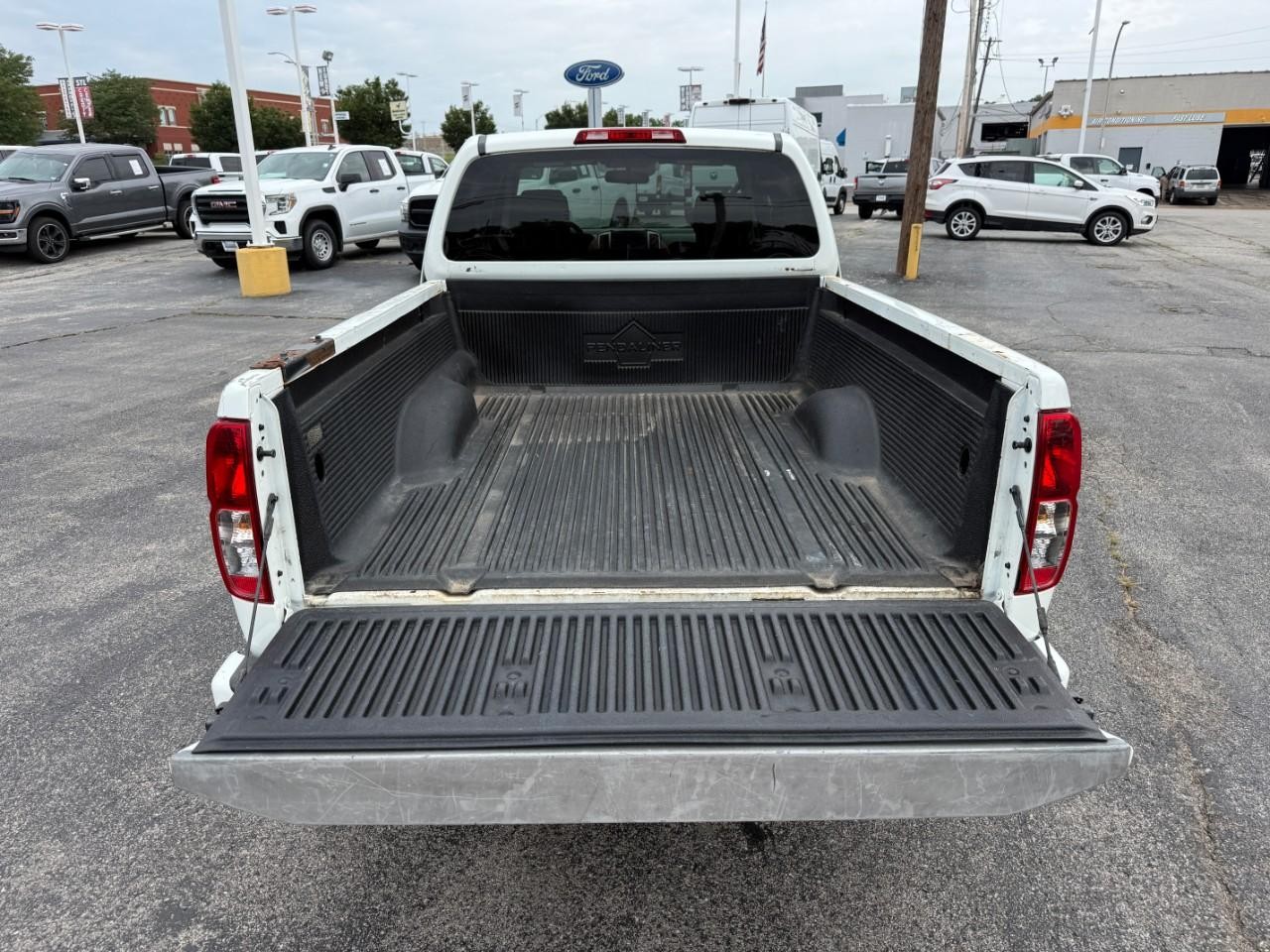 Nissan Frontier Vehicle Full-screen Gallery Image 06