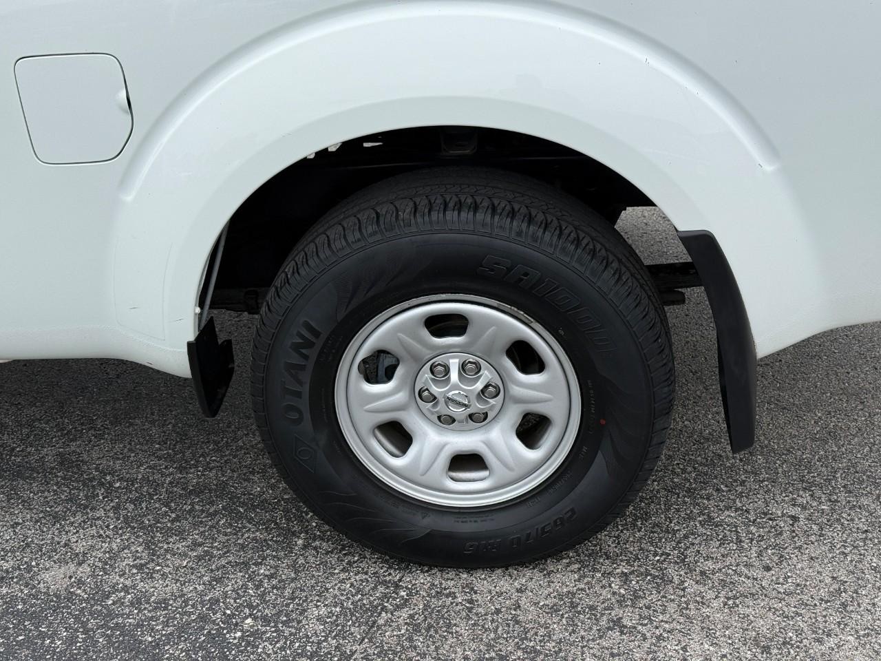 Nissan Frontier Vehicle Full-screen Gallery Image 08