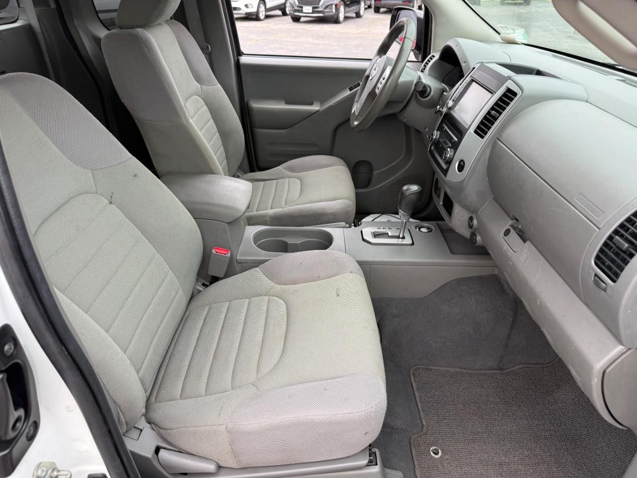 Nissan Frontier Vehicle Full-screen Gallery Image 09