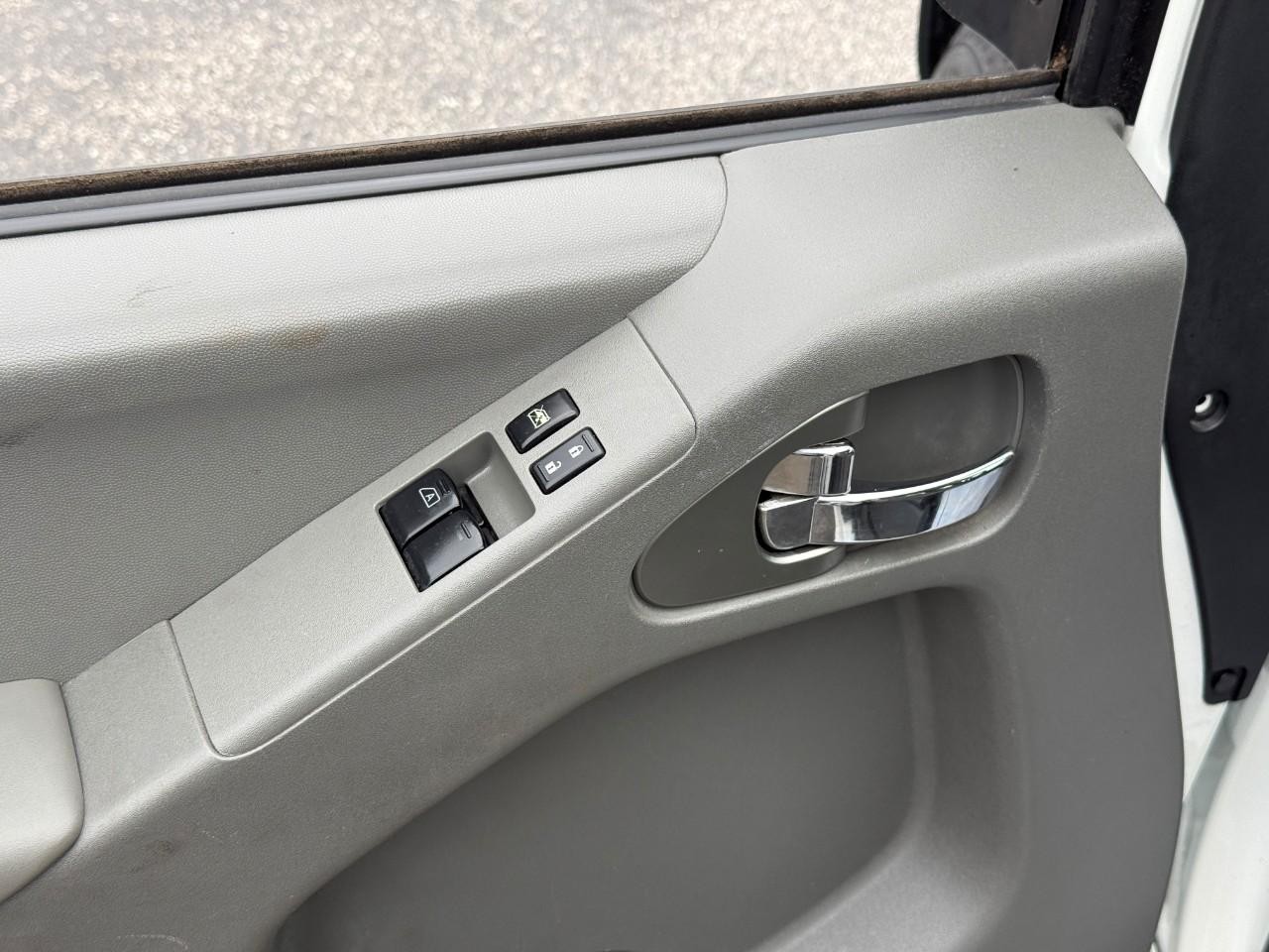 Nissan Frontier Vehicle Full-screen Gallery Image 11