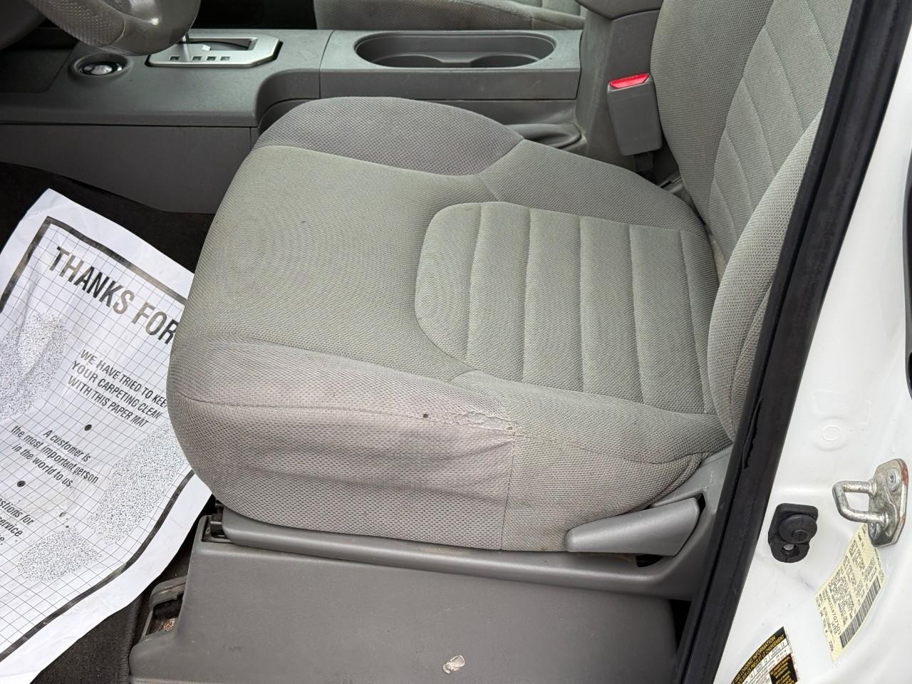 Nissan Frontier Vehicle Full-screen Gallery Image 12