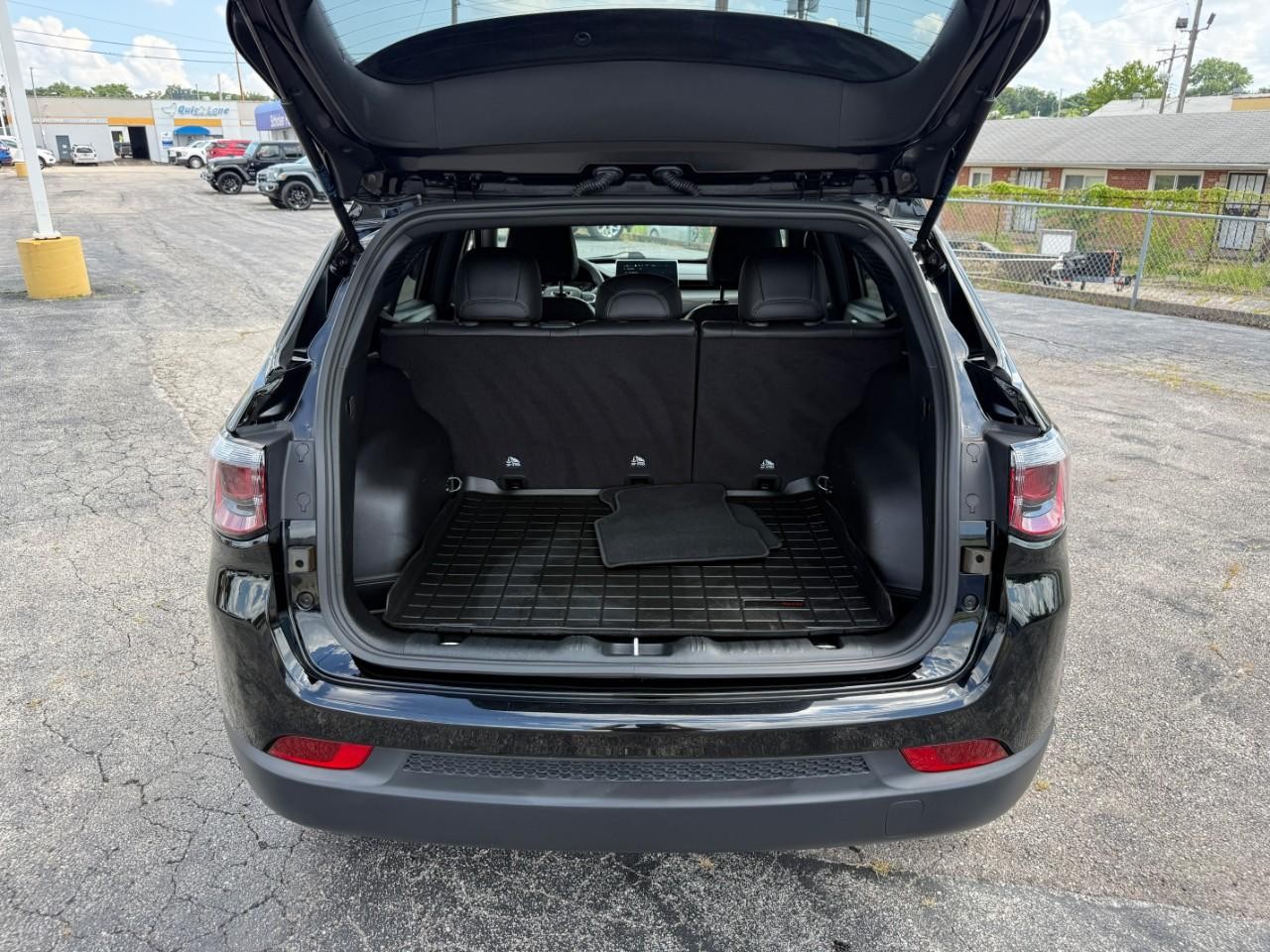 Jeep Compass Vehicle Full-screen Gallery Image 07