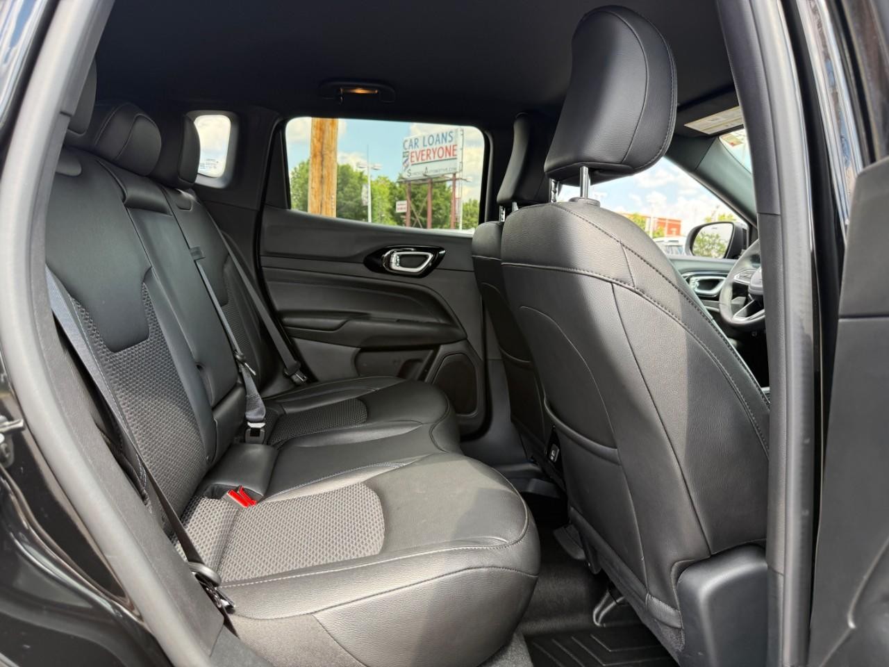 Jeep Compass Vehicle Full-screen Gallery Image 10