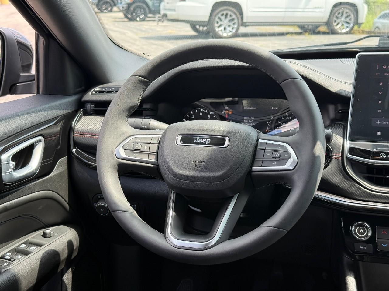 Jeep Compass Vehicle Full-screen Gallery Image 12