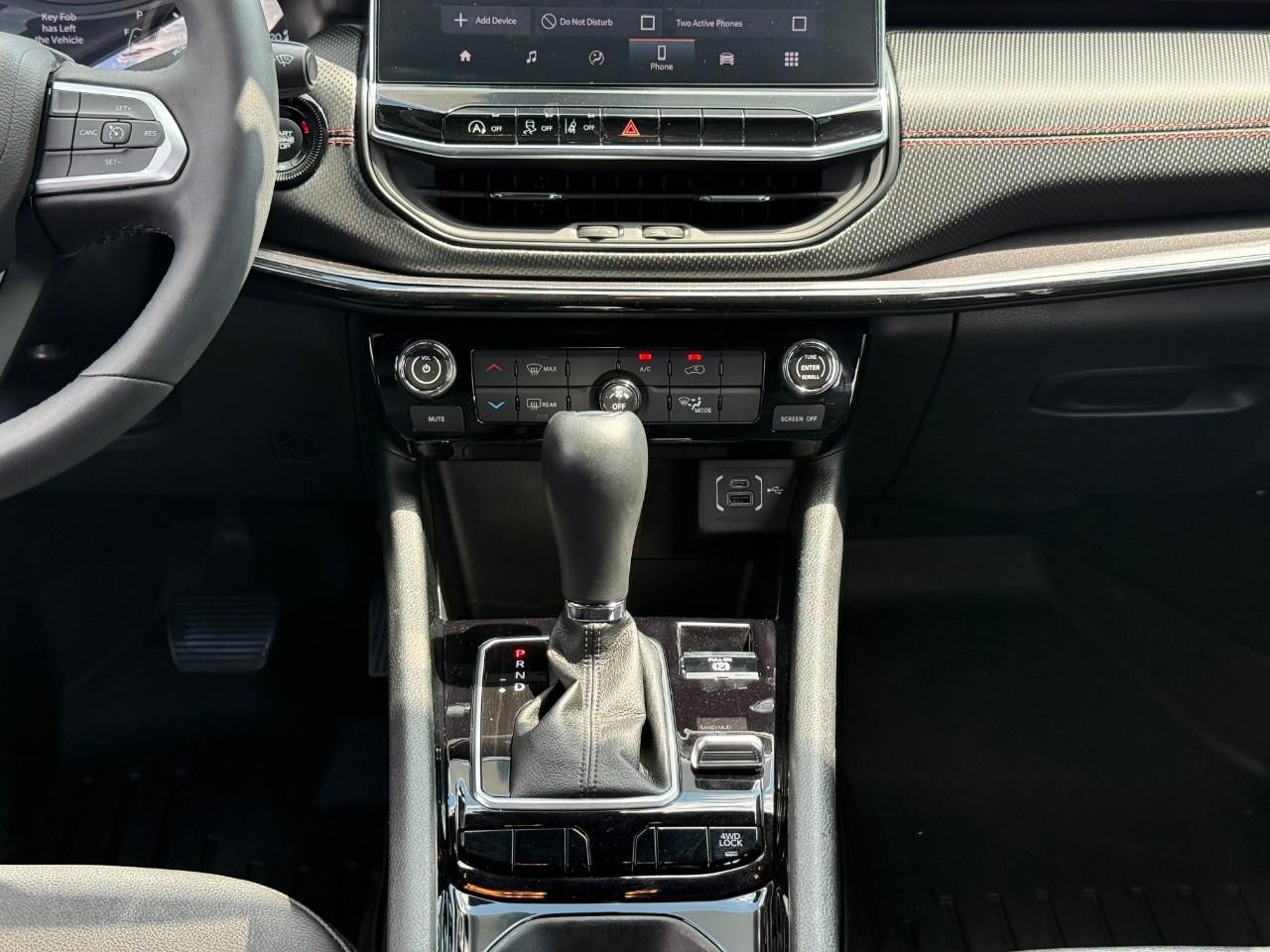 Jeep Compass Vehicle Full-screen Gallery Image 14